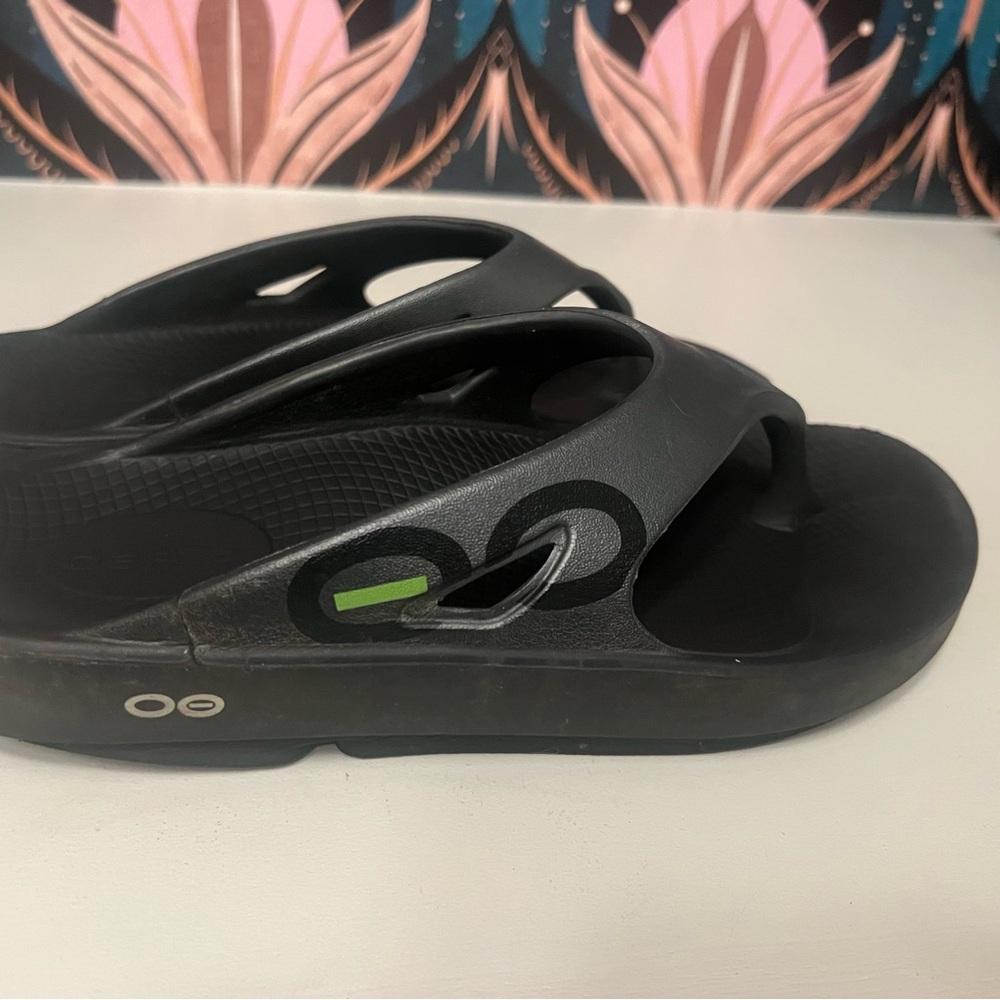 ⚪️ OOFOS Classic Flip Flops ⚪️ - Picture 2 of 5